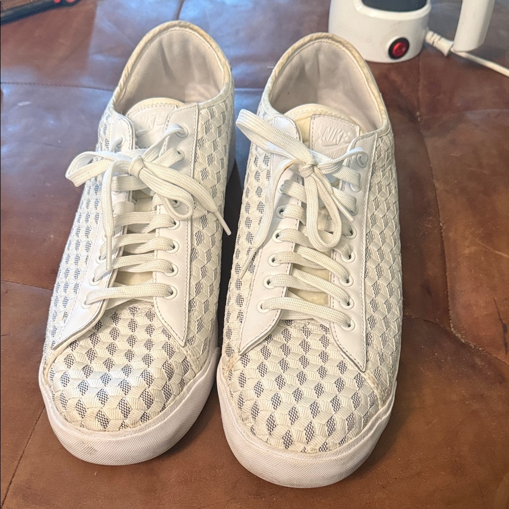 Nike Tennis Classic AC woven shoe  (collectable) Style (724976-100)